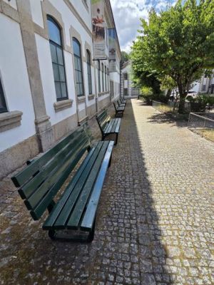Realiza&ccedil;&atilde;o de trabalhos de repara&ccedil;&atilde;o e pintura dos bancos de jardim junto aos Balne&aacute;rios das Termas da Felgueira