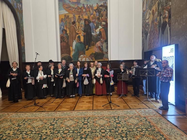 Grupo de Cantadores de Janeiras do Bairro da Igreja na Assembleia da Rep&uacute;blica